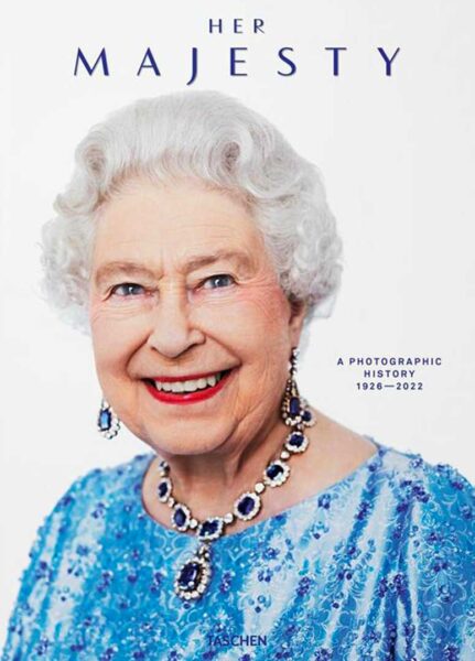 “Her Majesty”: un secolo di eleganza negli occhi di una regina.