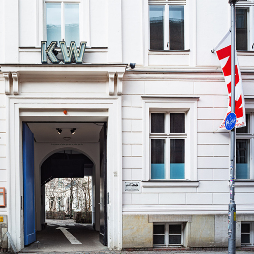 Crepe di luce: l’arte che non consola ma apre possibilità.