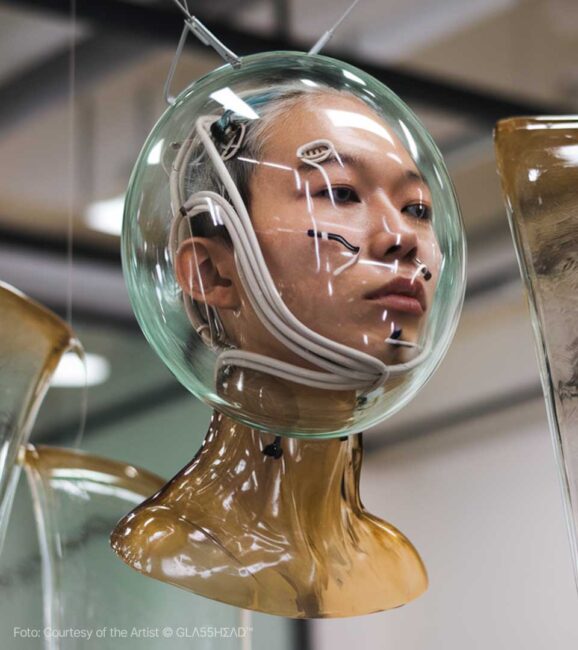 GLΛ55HΣΛD™: il maestro dei riflessi digitali che sta ridisegnando l’estetica del futuro.