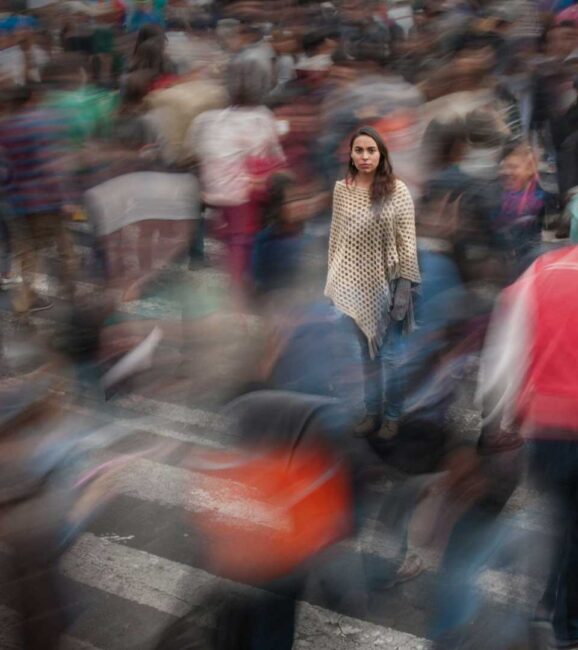 La pericolosa abitudine di smettere di essere sé stessi.