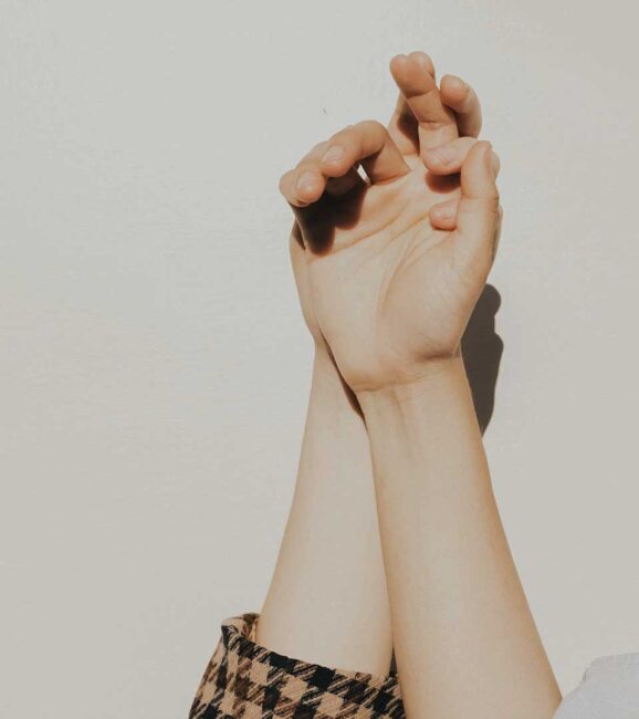 La scienza dimenticata del tatto come primo atto di rinascita personale.